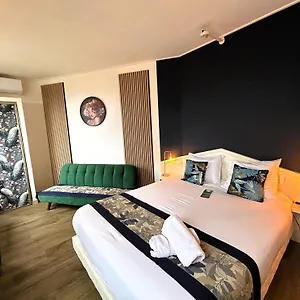 https://altitude-823.fr-provencehotel.com